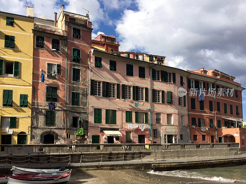 意大利，La Spezia, Cinque Terre Vernazza小镇街道上的生活和建筑